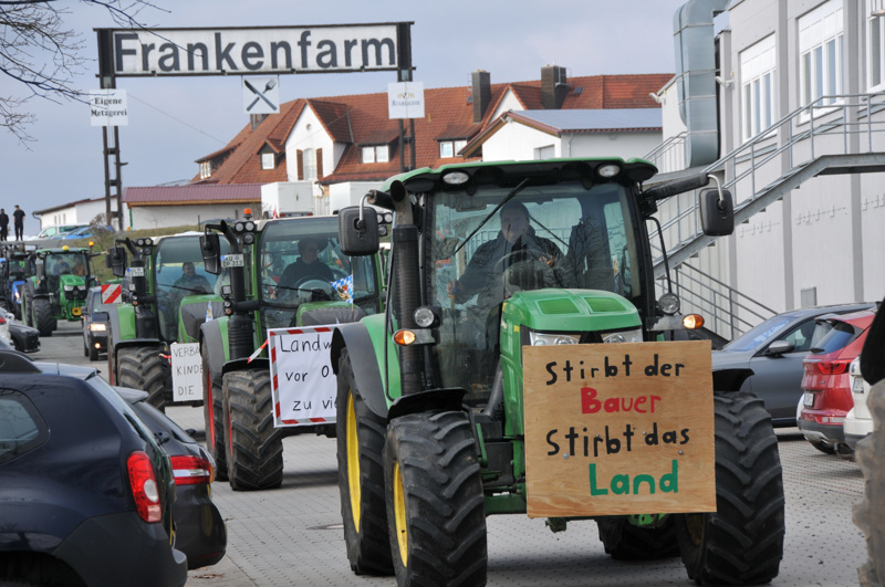 Dieser Mann hat mächtig STEYR: Ein Blick in Europas größte Sammlung von  Oldtimer-Traktoren